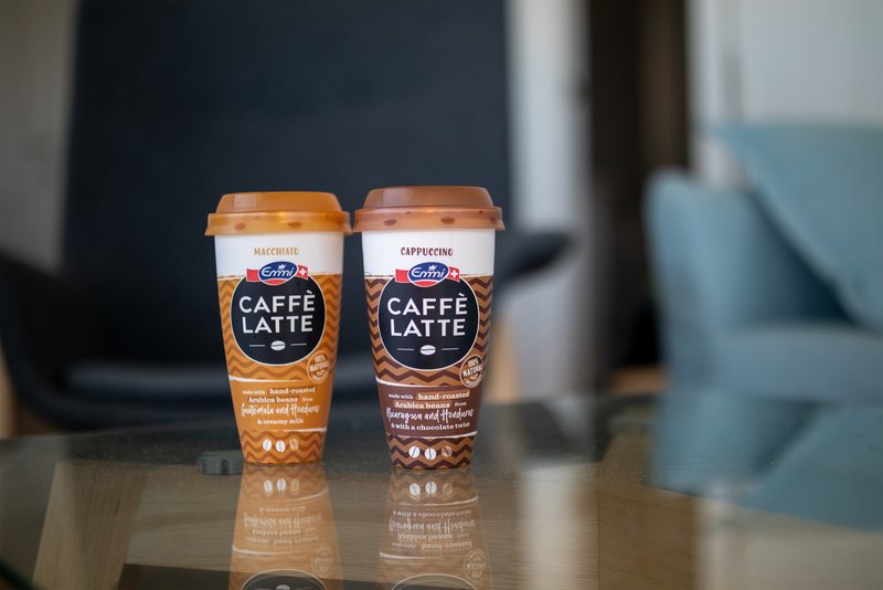 Das Schweizer Molkereiunternehmen Emmi produziert gemeinsam mit Borealis und Greiner Packaging Emmi CAFFÈ LATTE Trinkbecher aus Polypropylen, mithilfe massenbilanzierter Sekundärrohstoffen aus dem chemischen Recycling.