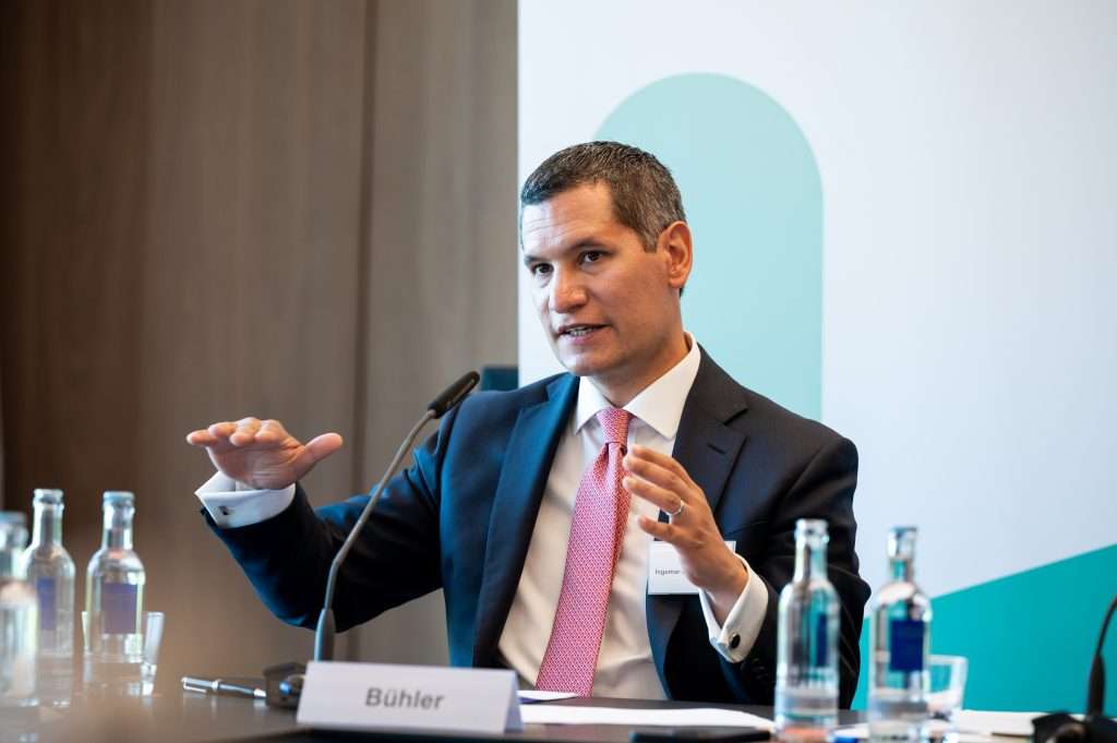 Ingemar Bühler präsentiert den jährlichen Bericht zur Wirtschaftslage der Kunststoffindustrie