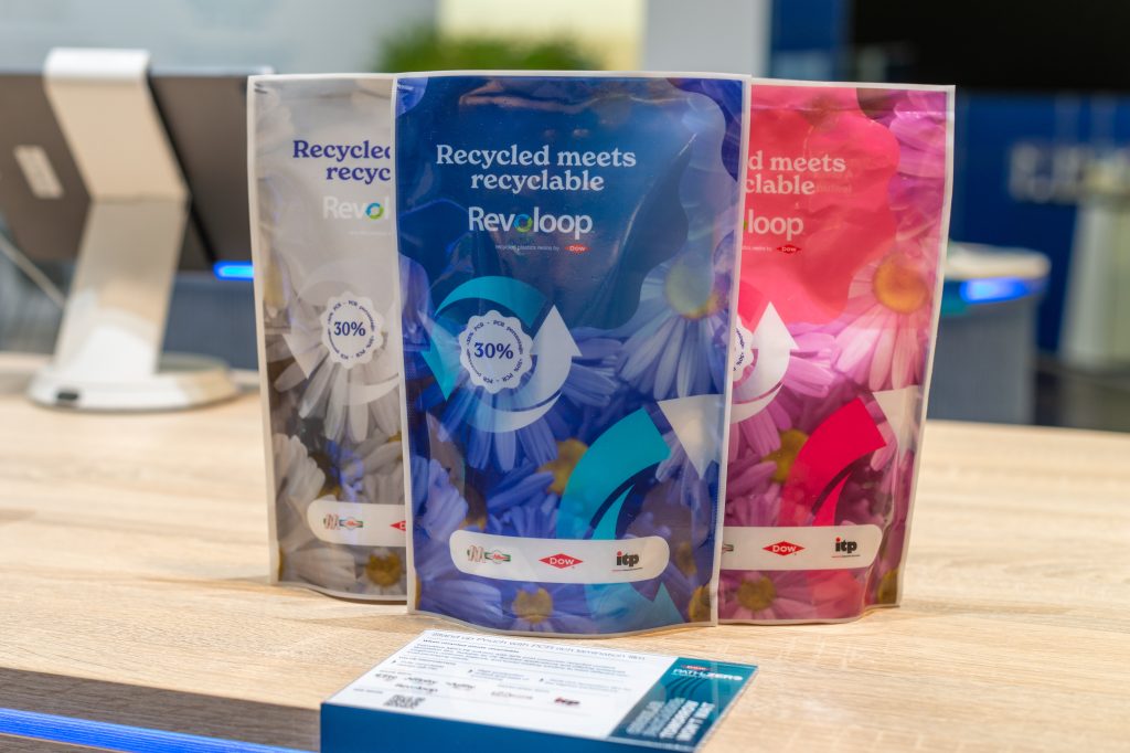 Innovatives Voll-PE-Laminat, das MDO-PE mit einer PCR-reichen Siegelfolie kombiniert und so eine Endlösung mit einem PCR-Gehalt von insgesamt 30 Prozent ergibt. Geeignet für Verpackungen, die nicht mit Lebensmitteln in Berührung kommen und eine gute Balance zwischen Steifigkeit und Zähigkeit erfordern.