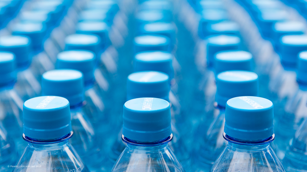Plastikflaschen aus PET wiegen deutlich weniger als Glasflaschen und lassen sich dadurch deutlich leichter transportieren und lagern.