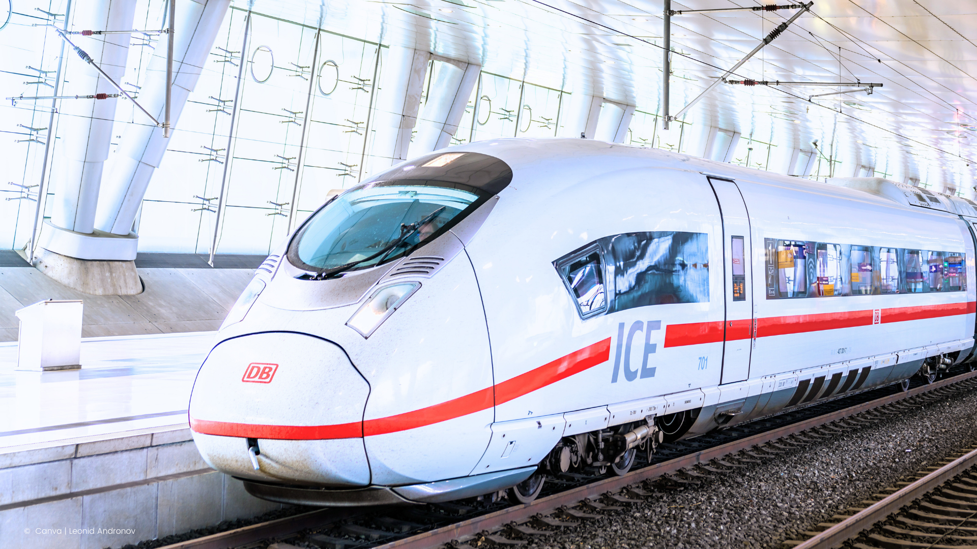 ICE Schnellzug mit Kunststoffverkleidung