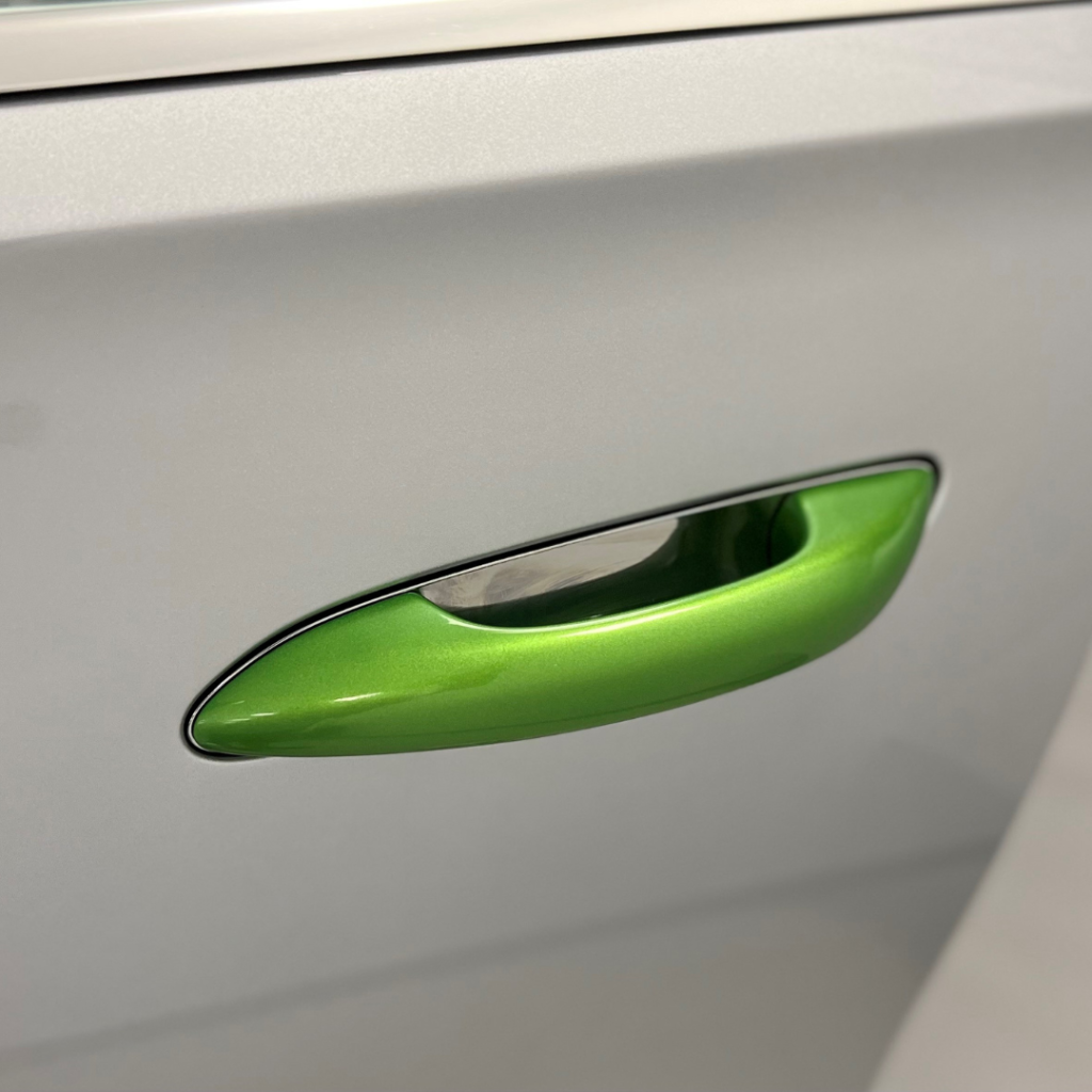 Zur Herstellung des Kunststoffs für den Türgriff ausgewählter Mercedes-Benz-Modelle kombinierte die BASF in einem Massenbilanzansatz alternative Rohstoffe: Pyrolyseöl, das bei der Pyrum Innovations AG aus Altreifen gewonnen wird, und Biomethan aus landwirtschaftlichen Abfällen und Reststoffen der Lebensmittelindustrie.