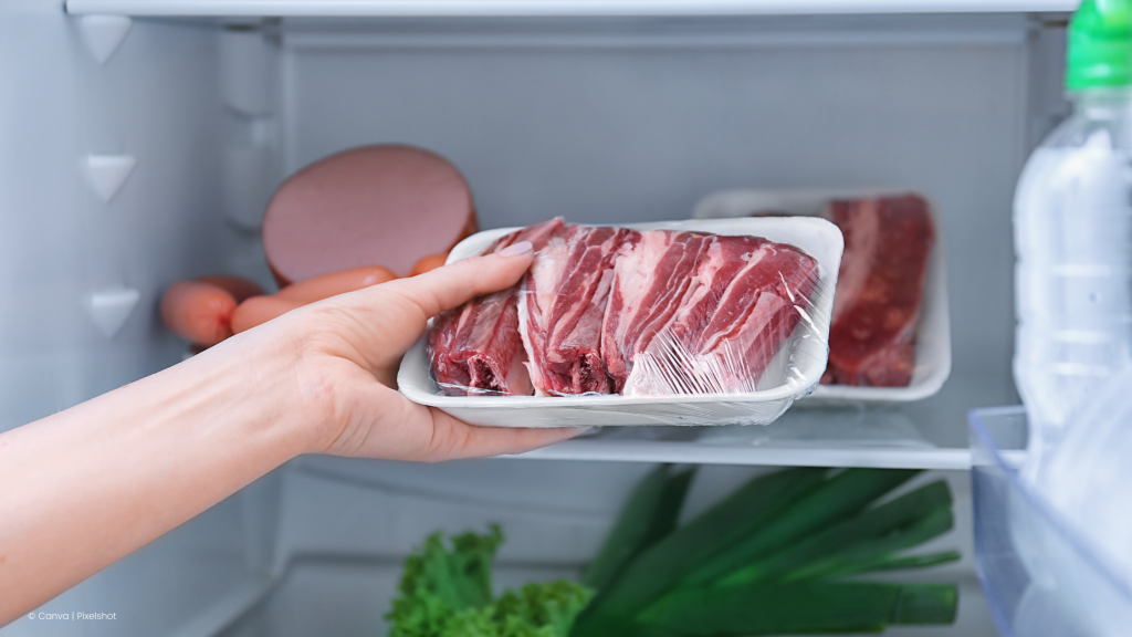 Lebensmittelverschwendung vorbeugen: Durch Plastikverpackungen werden Tierprodukte deutlich länger haltbar.