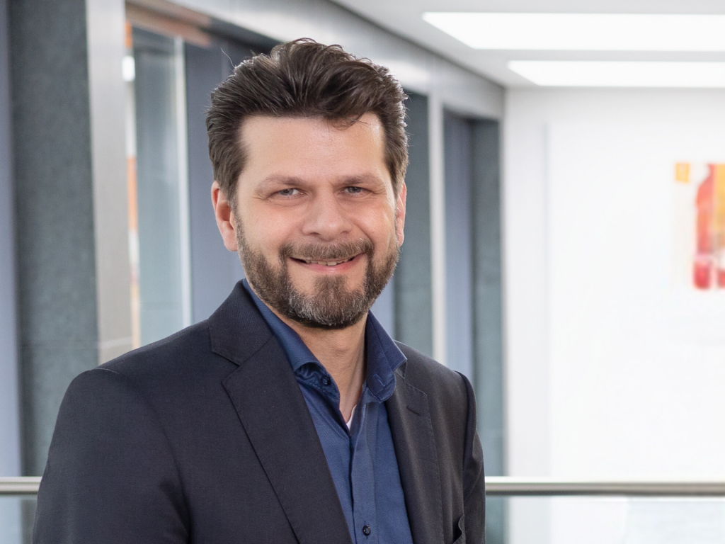 Pressefoto-Alexander-Kronimus.png