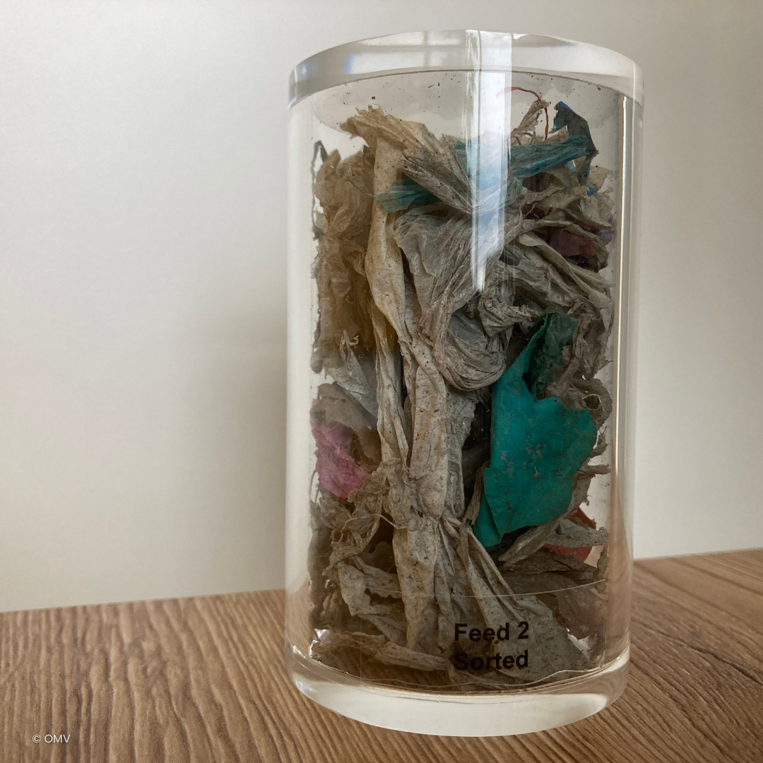 Die OMV-Gruppe verarbeitet schwer verwertbare verschmutzte Kunststoffabfälle mit chemischem Recycling.